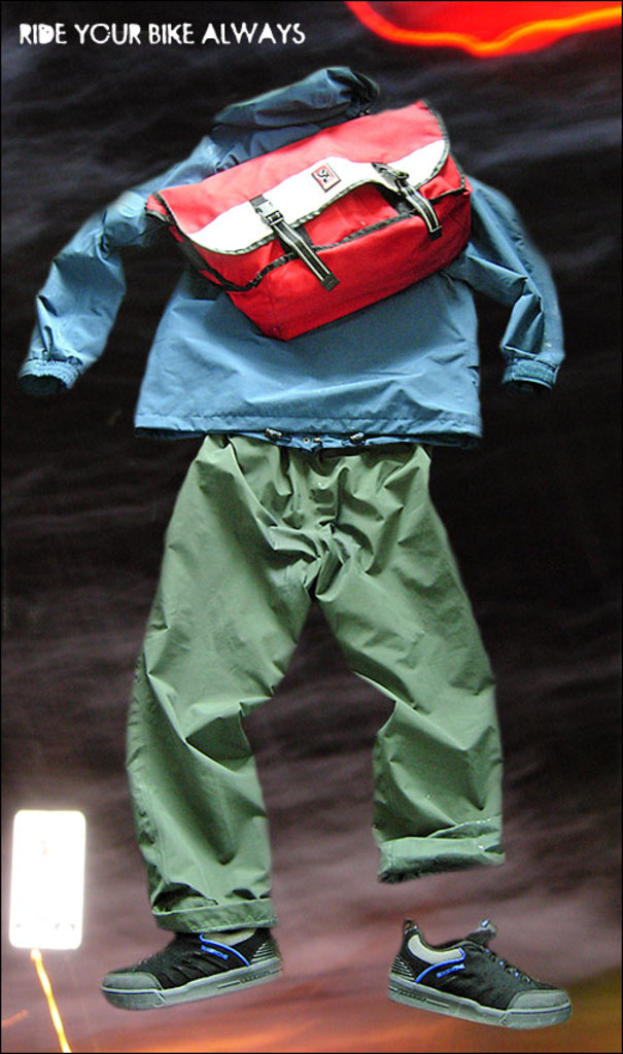 Eine Sammlung von Kleidung, eine Tasche, Schuhe und ein kleines Geschenk.