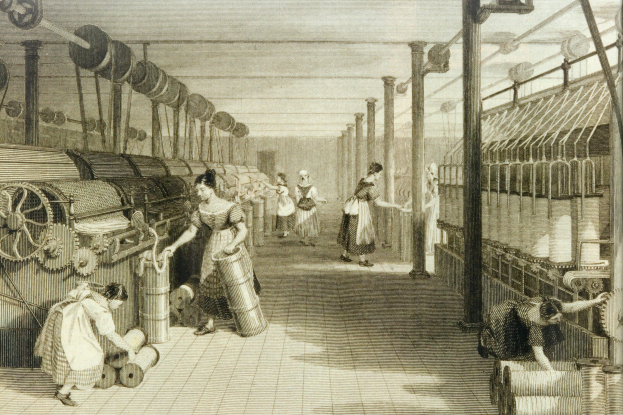 Schwarzes und weißes Foto von Frauen, die Maschinen in einer Fabrikumgebung bedienen, mit sichtbaren strukturellen Elementen wie Pfählen und einem Dach.