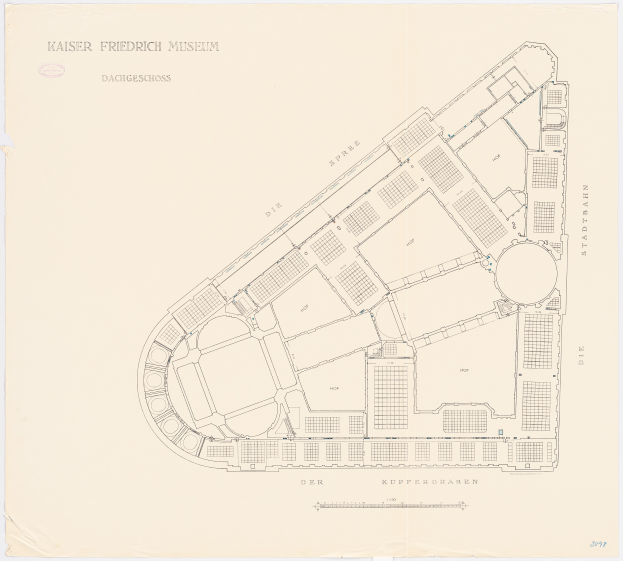Ein detaillierter Grundriss des Kaiser-Friedrich-Museums in Dresden, Deutschland, mit beschrifteten Räumen, Gängen und anderen Merkmalen.