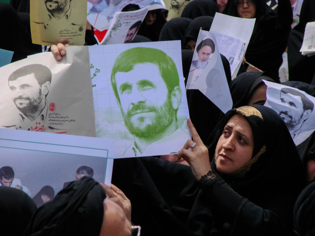 Eine Gruppe iranischer Frauen in schwarzer Kleidung, einige mit Brille, halten Fotos des iranischen Präsidenten Mahmoud Ahmadinejad während einer Demonstration in Tehran, Iran hoch.