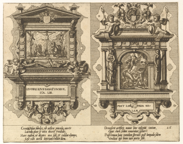 Zwei detaillierte Skulpturen an einer Wand, begleitet von fettgedrucktem Text auf einem Blatt.