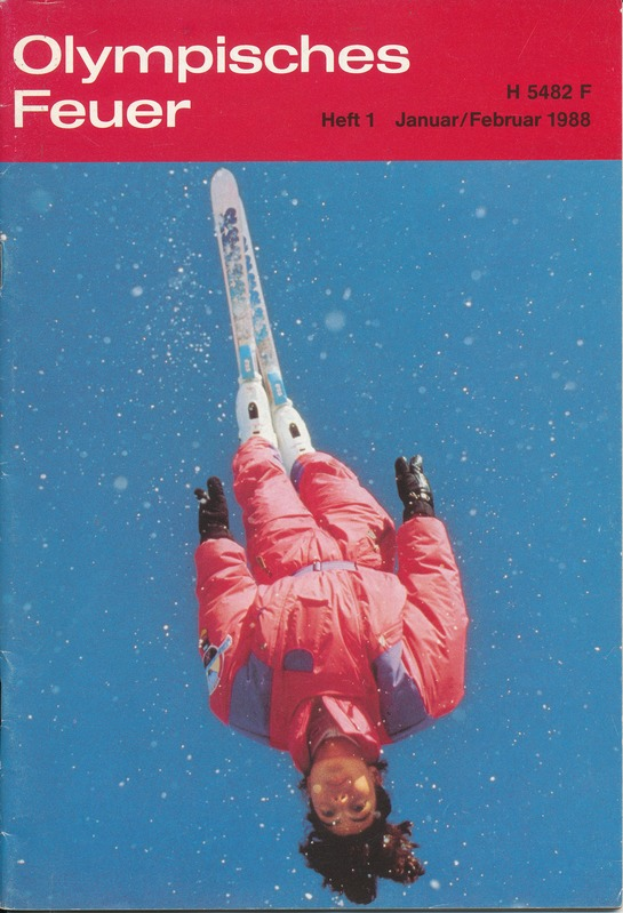 Ein Buchumschlag mit einem Skifahrer in der Luft, der einen Skianzug trägt, mit der Aufschrift 'Olympische Spiele Feuer - Heft 1 - Januar/Februar 1988'.