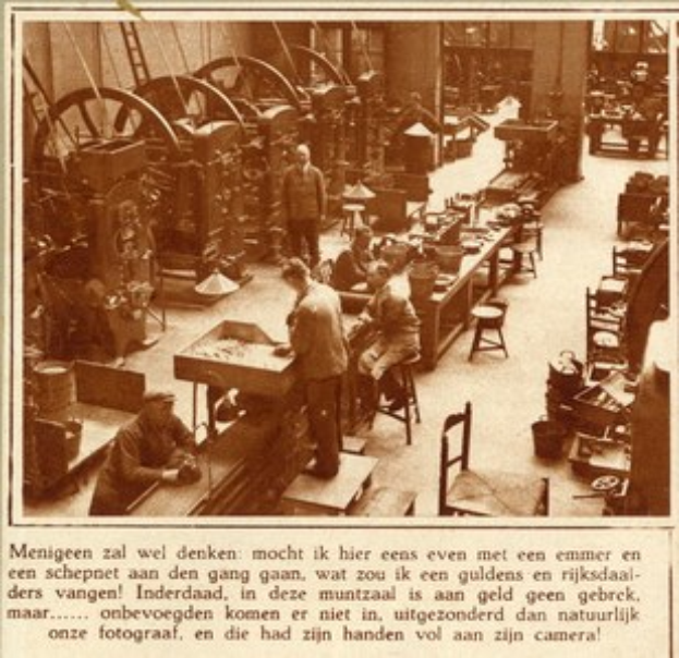 Schwarz-weiß-Foto eines Fabrikinnenraums mit Arbeitern, die Maschinen bedienen und an Tischen sitzen, umgeben von diverser Ausrüstung und Möbeln; unten ist Text sichtbar.