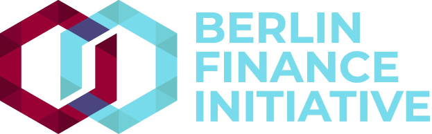 Logo der Berlin Finance Initiative mit einem blauen Kreis mit weißer Umrandung und einem weißen "B" in der Mitte, umgeben von einem weißen Ring mit einem blauen und weißen karierten Muster, auf einem weißen Hintergrund mit den Worten "Berlin Finance Initiative" in fetter schwarzer Schrift.