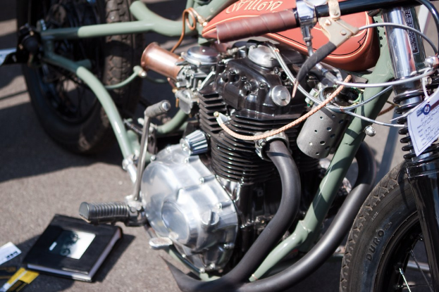 Motorräder und ein Buch im Display.