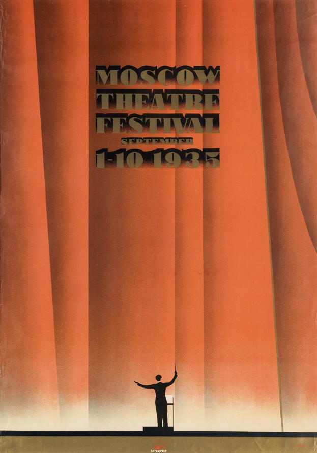 Plakat für das Moskauer Theaterfestival 1935 mit einer Person vor einem Vorhang mit Text zu den Festivaldetails