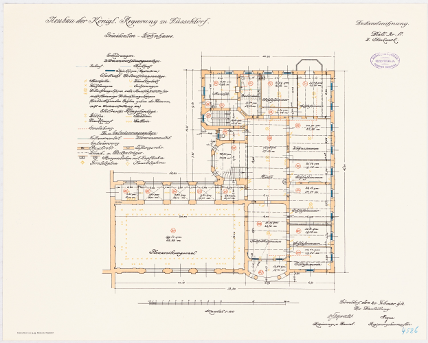 Ein detaillierter Grundrissplan der Reichskanzlei in Dresden, Deutschland, mit mehreren Zimmern, Fluren, Fenstern und Türen sowie begleitendem Text zur Beschreibung des Layouts.