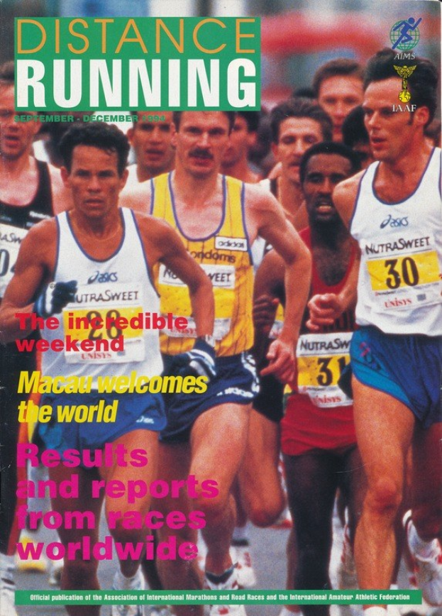 Ein Magazin-Cover mit der Überschrift "Langstreckenlauf", das eine Gruppe von Läufern bei einem Marathon zeigt, mit einem hellblauen Himmel und fetter schwarzer Schrift.