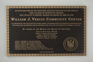 Schwarzes rechteckiges Schild mit wei├čer, fetter, zentrierter Schrift, die den Text "William J. Vesco Community Center" zeigt.