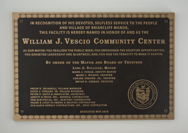 Schwarzes rechteckiges Schild mit wei├čer, fetter, zentrierter Schrift, die den Text "William J. Vesco Community Center" zeigt.