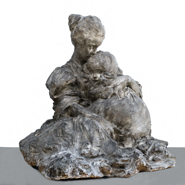 Eine Bronzeskulptur mit dem Titel "Mutter und Kind" aus dem Jahr 2015, die eine Frau in einem langen Kleid zeigt, die ein Kind hält, beide mit sanften und zufriedenen Gesichtern, vor einem weißen Hintergrund.