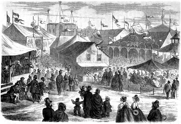 Eine Schwarz-Weiß-Zeichnung eines pulsierenden viktorianischen Karnevals in London, England, mit einer Menge Menschen, Zelten, Gebäuden, Flaggen und Polen unter einem Himmel.