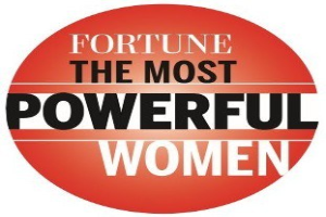 Plakat mit fettem schwarzem Text "fortune die mächtigsten Frauen" auf einem weißen Hintergrund, eingerahmt von einem schwarzen Rand, mit einer bunten Illustration einer Frau in einem gelben Kleid mit ausgestreckten Armen und einem entschlossenen Gesichtsausdruck.