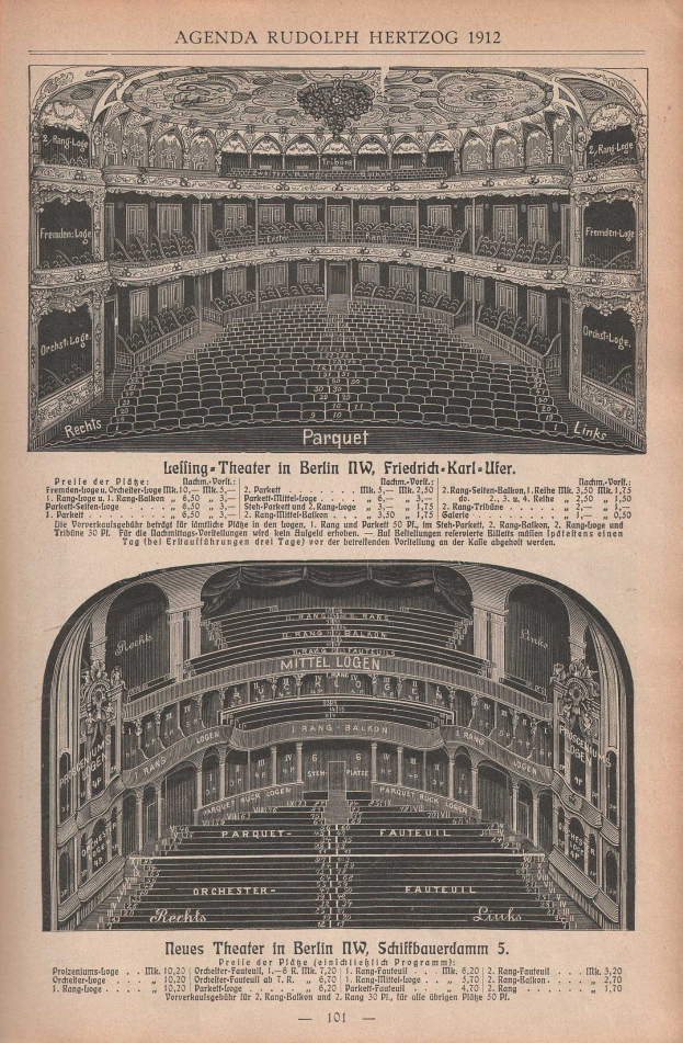 Schwarz-weiß-Zeichnung eines großen Auditoriums mit detaillierter Sitzordnung und Bühnenaufbau, begleitet von gedrucktem Text, der das Theaterdesign beschreibt, aus einem 1912er Berliner Buch.