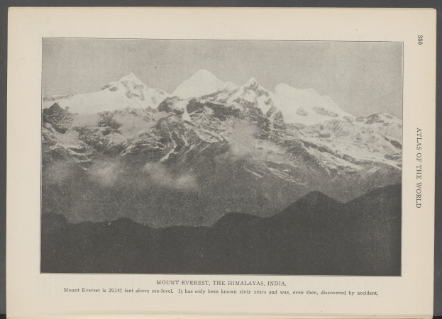 Schwarzes und weißes Foto des Mount Everest im Himalaya, Indien, mit schneebedeckten Gipfeln und einem bewölkten Himmel, das unten Text enthält.
