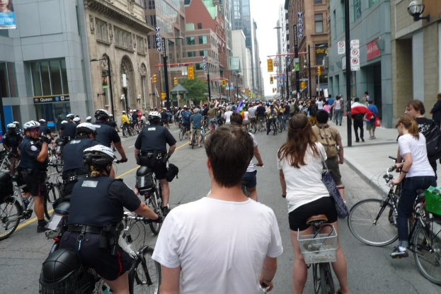 Gebäude mit wenigen Fahrradfahrern auf der Strasse.