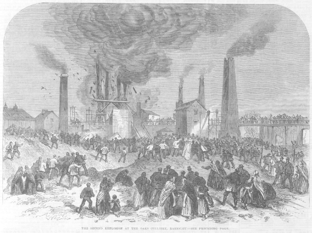 Schwarze und weiße Zeichnung einer Menge vor einer Fabrik mit Schornsteinen, Häusern im Hintergrund und der Beschriftung "Die zweite Explosion im Oaks Colliery, Bakersley, England" unten.