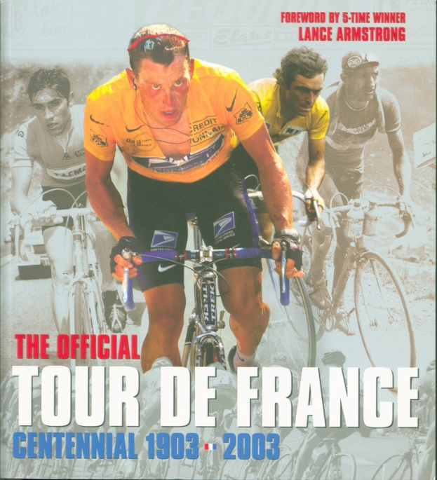 Offizielles Tour-de-France-Jubiläumsplakat (1903–2003) mit Radrennern in einer Gruppenfahrt und Text mit Ereignisdetails.