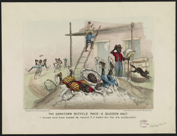 Ein Vintage-Plakat, das einen chaotischen Radrennen zeigt, mit mehreren Menschen auf Fahrrädern und anderen auf Leitern, vor einem Gebäude mit Fässern und anderen Gegenständen, mit der Aufschrift "The Darktown Bicycle Race - A Sudden Halt".