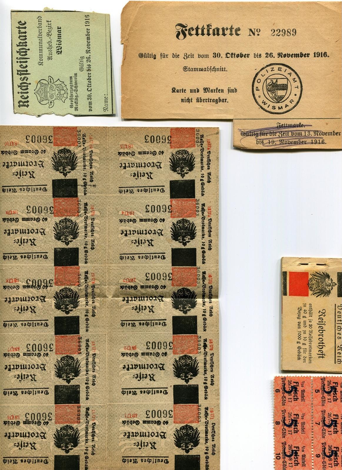 Sammlung alter deutscher Fahrkarten und Marken auf weißem Hintergrund, einige abgenutzt mit gedrucktem Text und Zahlen.