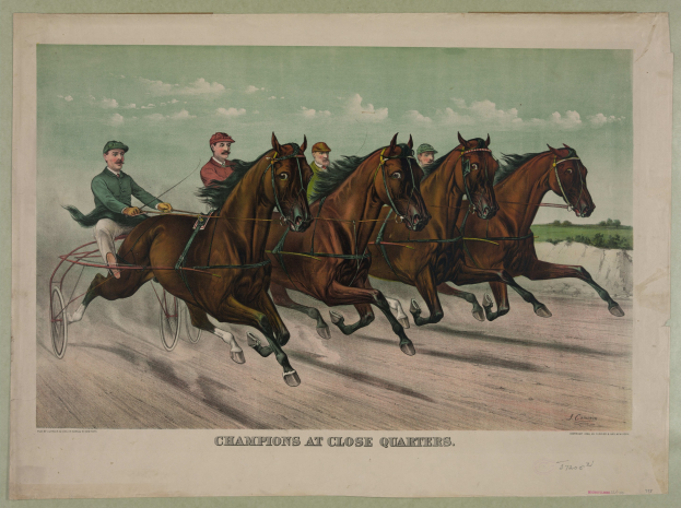 Eine Gruppe von Menschen, die in einer Pferdekutsche um die Wette fahren, auf einer von B├Ąumen ges├Ąumten Stra├če unter einem klaren blauen Himmel, mit dem Text "Champions at Close Quarters" unten.