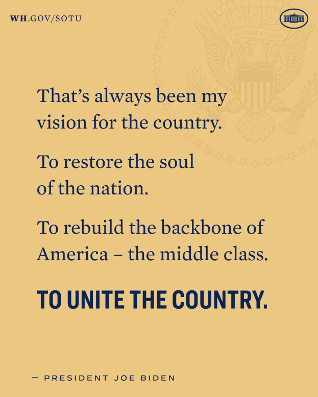 Ein Plakat mit einem Zitat des Präsidenten Joe Biden über die Wiederherstellung der Seele des Landes, den Wiederaufbau der Mittelschicht und die Vereinigung des Landes.