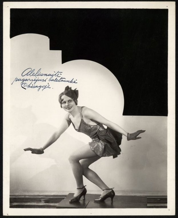 Schwarzes und weißes Foto einer Frau in einem Bikini, die strahlend und selbstbewusst in High Heels posiert.