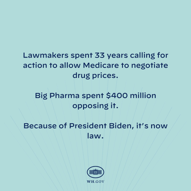 Blauer Hintergrund mit fetter weißer Schrift, die "Lawmakers Spent 33 Years Calling for Action to Allow Medicare to Negotiate Drug Prices" lautet, und ein Logo unten.