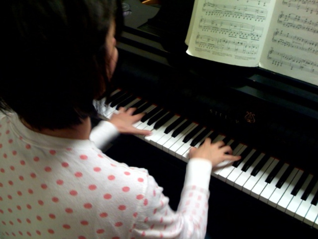 Eine Person, die ein Piano spielt, dargestellt in einer Illustration aus einem Buch.