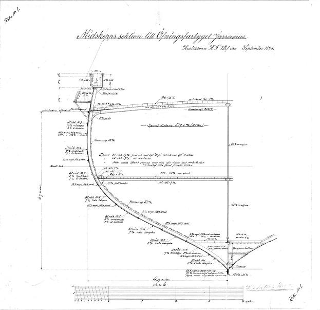 Schwarzes und weißes Architekturzeichnung auf weißem Papier mit Text, wahrscheinlich ein Bauplan.