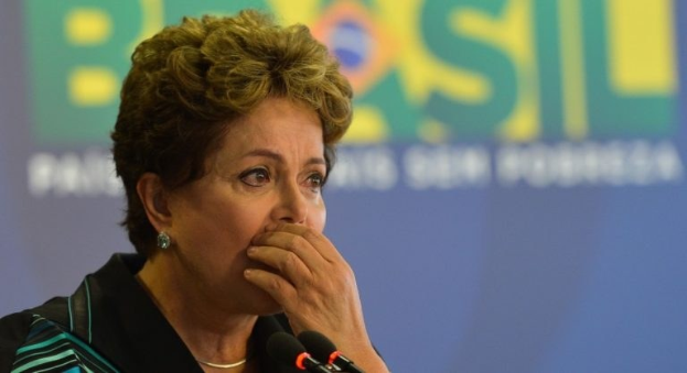 Brasiliens Präsidentin Dilma Rousseff bei einer Pressekonferenz in Rio de Janeiro, vor einer Tafel mit Text und Mikrofonen