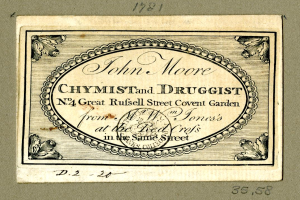 Eine alte Visitenkarte mit der Aufschrift "John Moore Chymist und Druggist" darauf.