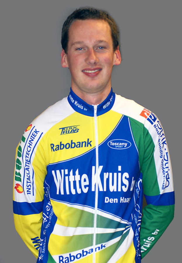Ein Sportler in einem Trikot mit verschiedenen Sponsorennamen