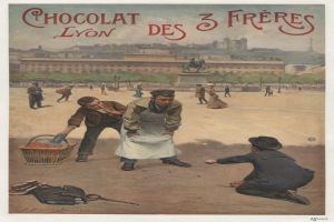 Plakatwerbung für "Chocolat des 3 Freres Lyon" in Lyon, Frankreich, zeigt eine Gruppe von Menschen mit einem Korb voller Früchte im Vordergrund und Gebäude, Bäume, eine Statue und einen klaren blauen Himmel im Hintergrund.