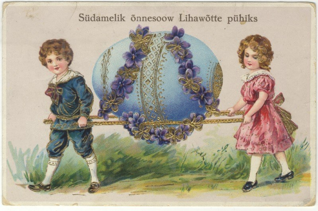 Zwei Kinder, ein Junge und ein Mädchen, stehen Seite an Seite und halten Ostereier gegen einen Hintergrund aus grünem Gras und einem blauen Himmel.