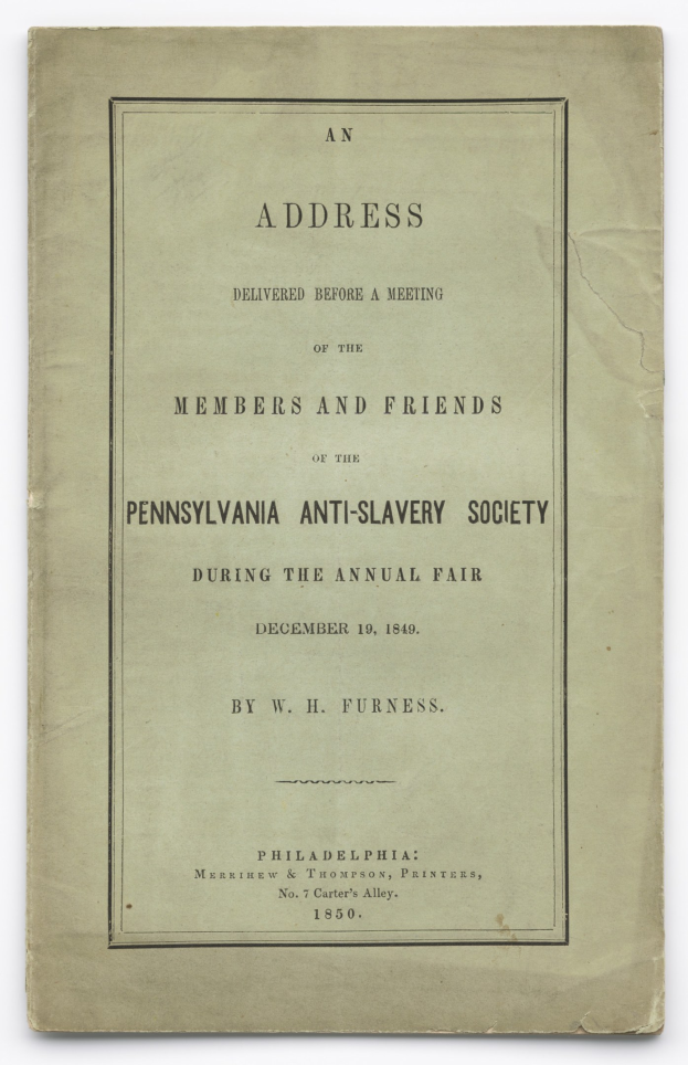 Offenes Buch mit dem Titel "Eine Ansprache vor einer Versammlung der Mitglieder und Freunde der Pennsylvania Anti-Slavery Society während der jährlichen Messe" zeigt eine Seite mit schwarzer Tintenschrift.