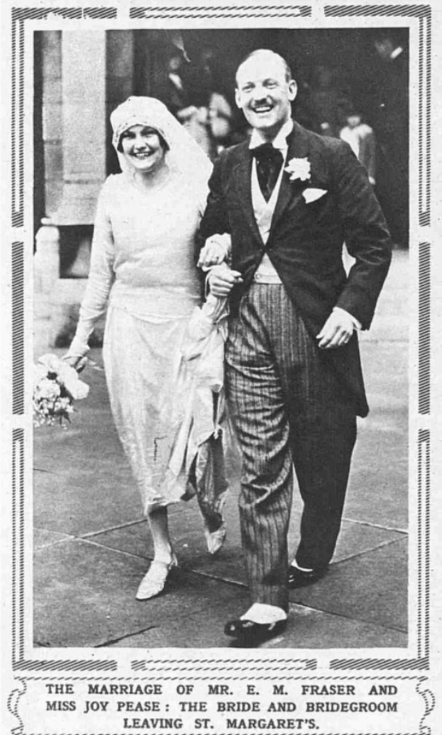 Schwarzes und weißes Foto eines formell gekleideten Mannes in einem Anzug und einer Frau mit einem Strauß Blumen, die zusammen gehen, mit Text unten, der 'Die Hochzeit von Herrn E. M. Fraser und Frl. Joy Pease' lautet.