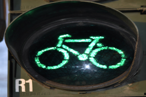 Eine grüne Ampel mit einem Fahrradsymbol, beleuchtet an einer Wand.