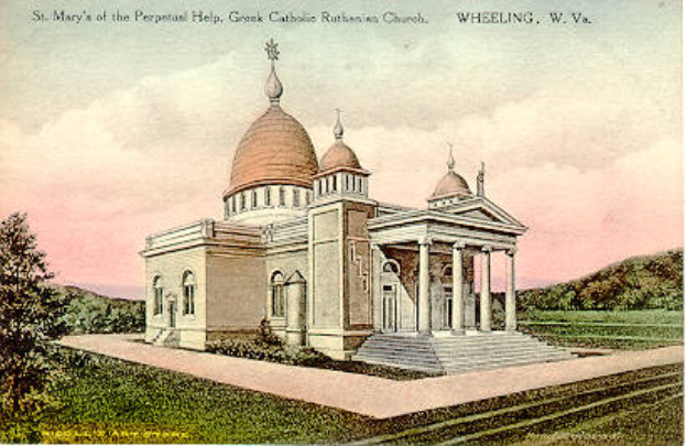Eine alte Ansichtskarte zeigt die St. Marienkirche der griechisch-katholischen Ruthenischen Kirche in Wheeling, West Virginia, mit Säulen, Treppe und Kuppel, umgeben von Bäumen und Gras, mit einem bewölkten Himmel im Hintergrund und einer Inschrift oben.