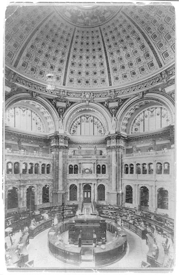 Altes Schwarz-Weiß-Innenfoto der Bibliothek des Kongresses in Washington, DC, das einen großen Raum mit Tischen, Stühlen, Säulen, Bögen, Fenstern und einer Decke sowie einige Personen zeigt.